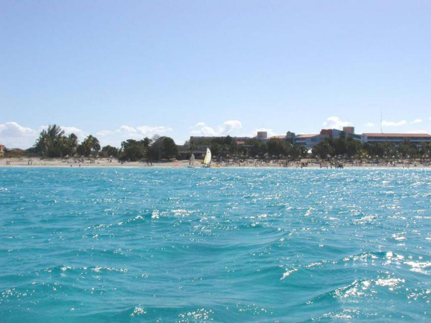 Strand und Hotel von Varadero vom Boot