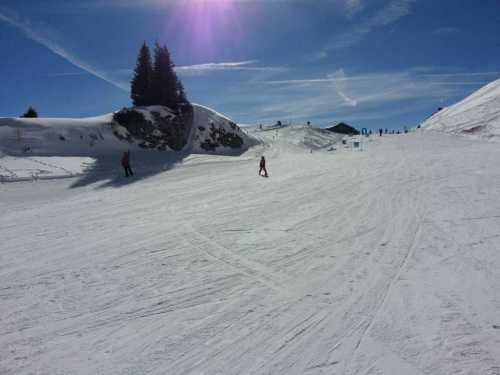 Einfache Piste bei Sonnenschein 