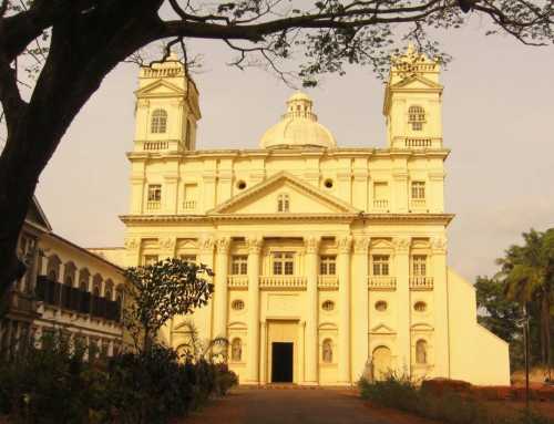 Frontansicht der Kathedrale von St. Cajetan in Old Goa (Indien)