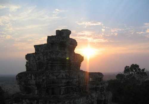 Sonnenuntergang mit dem Bedrg Phnom Bakheng wikimdeia.org