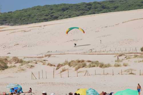 Paragleiter in am Strand von Tarifa