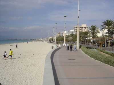 Strand Promenade Playa de Palma auf Mallorca BTOIPS  / pixelio.de