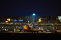Der Flughafen Frankfurt beleuchtet bei Nacht.