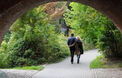 Ein Paar beim gemütlichen Nachmittagsspaziergang.