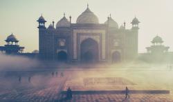Der Taj Mahal in Indien in der Frontansicht.