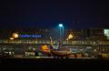 Der Flughafen Frankfurt beleuchtet bei Nacht.